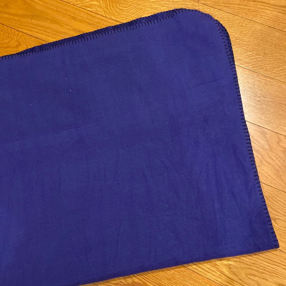 🌼🌿Gently worn purple lap throw. Approximately 64” by 40” soft and comfortable!